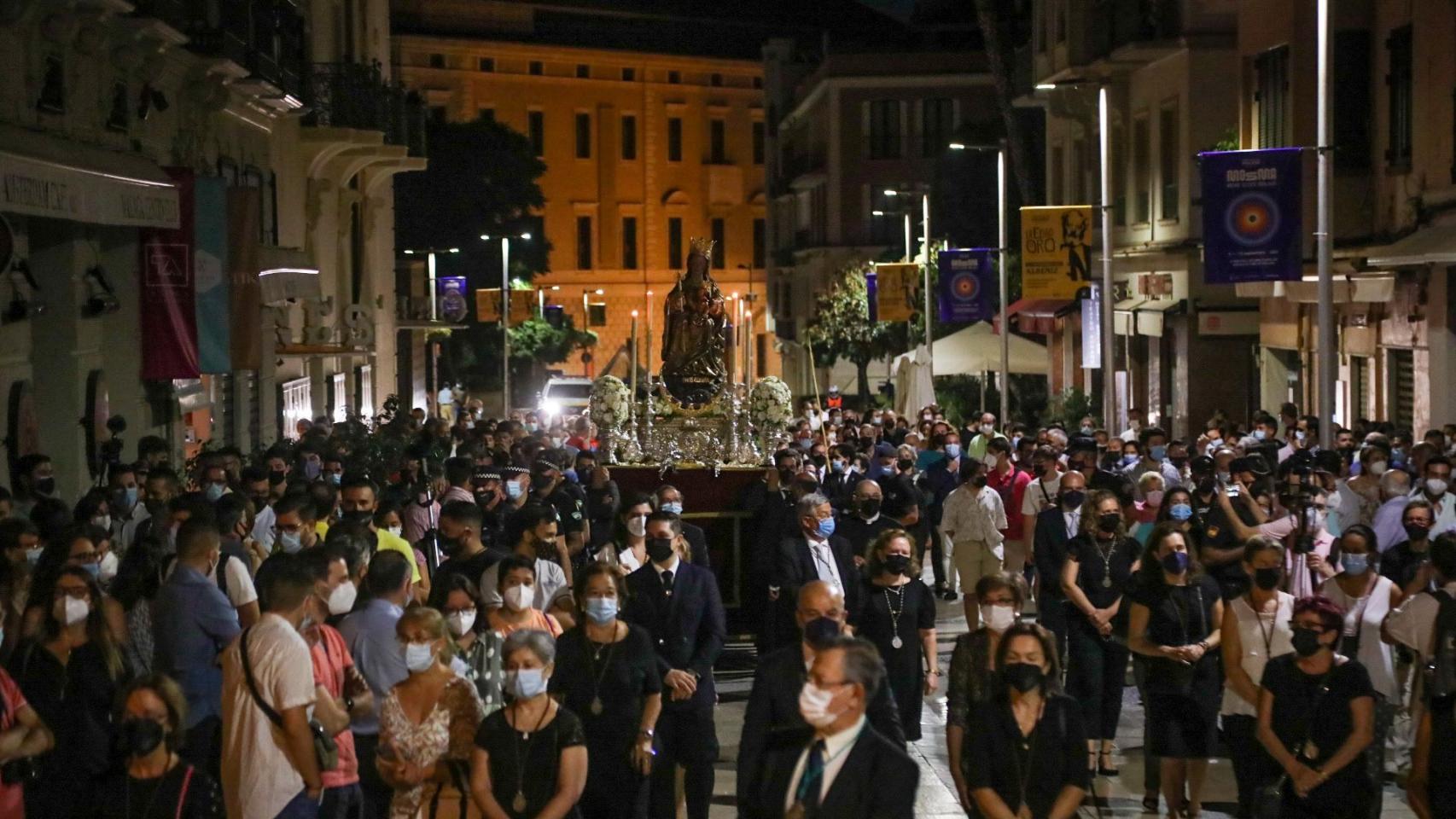 La Virgen de la Victoria por calle Alcazabilla.