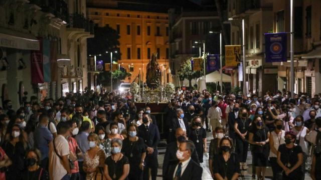 La Virgen de la victoria por calle Alcazabilla.