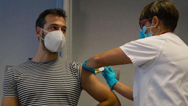 Un hombre recibe una dosis de la vacuna.