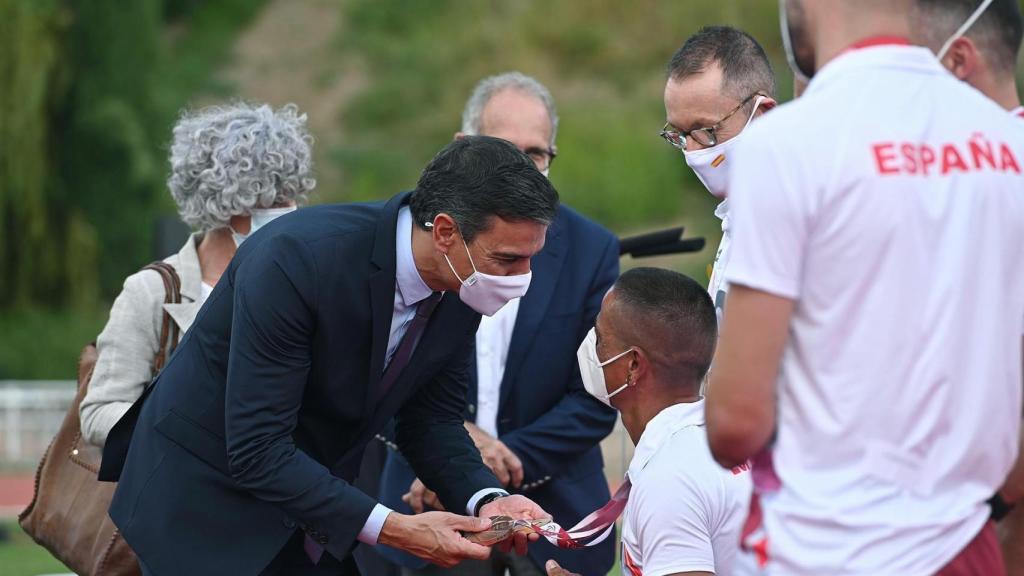 Pedro Sánchez saludando a los atletas paralímpicos