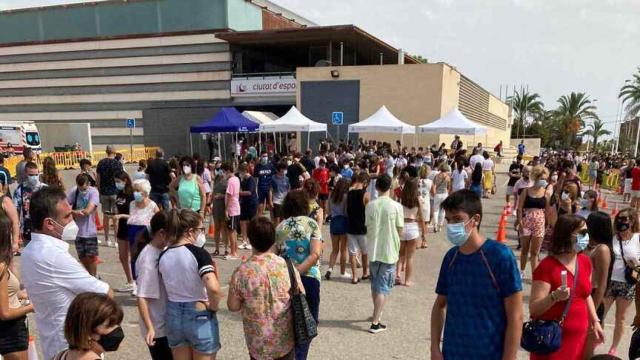 El martes pasado, y sin haberlo concretado Sanidad, se agolparon cientos de personas en el polideportivo de Elche para vacunarse.