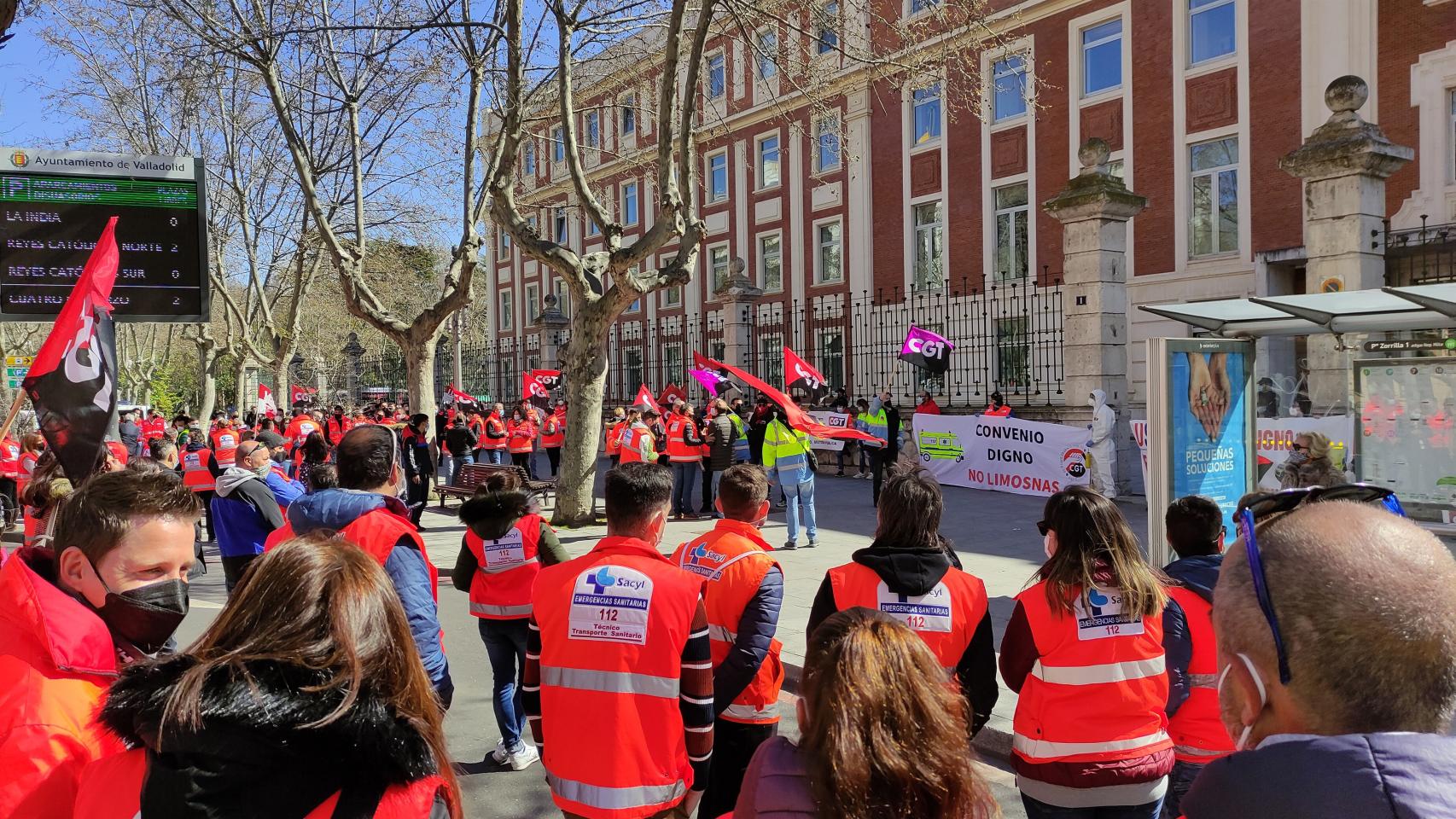 Archivo - Imagen de archivo de una concentración de Técnicos en Emergencias Sanitarias ante la Consejería de Sanidad en Valladolid.