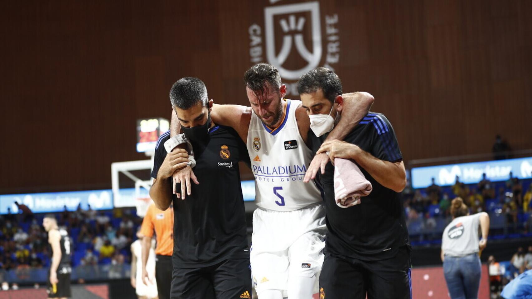 Rudy Fernández se retira lesionado con ayuda de los médicos del Real Madrid