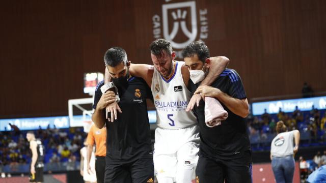 Rudy Fernández se retira lesionado con ayuda de los médicos del Real Madrid