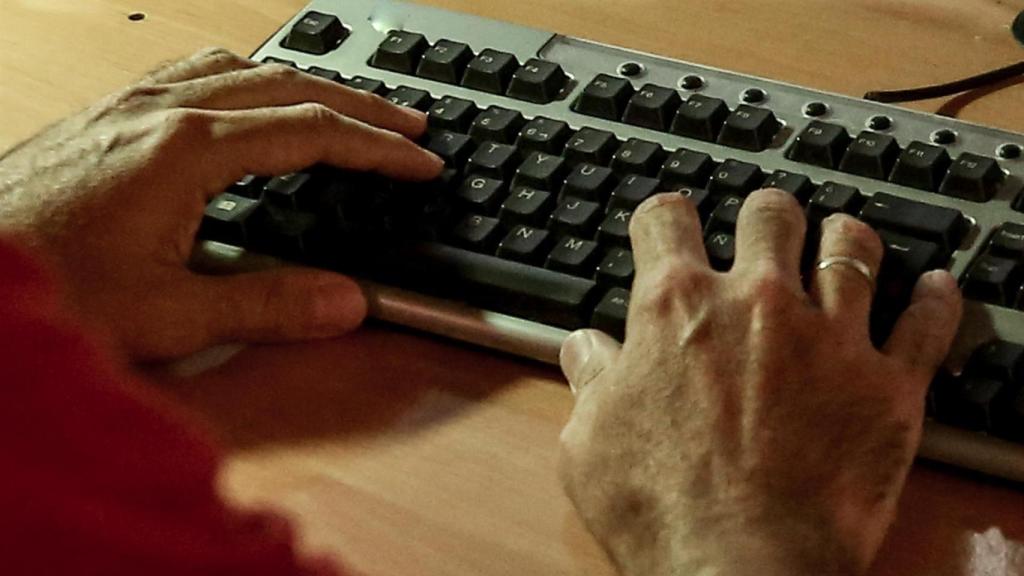 Imagen de archivo de una persona tecleando.