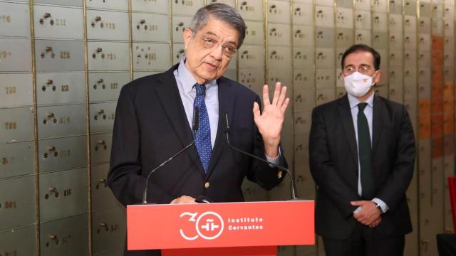 El escritor nicaragüense, Sergio Ramírez y el ministro de Exteriores, José Manuel Albares.