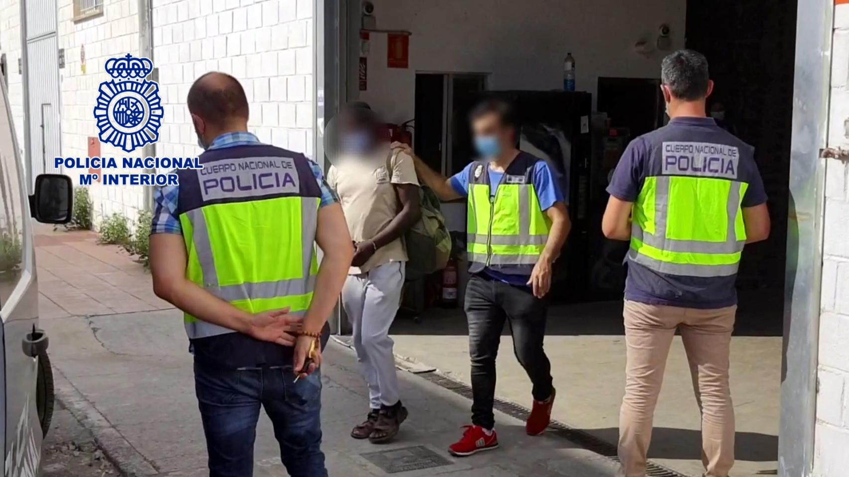 Imagen de la detención del encargado senegalés en la fábrica de San Vicente del Raspeig.