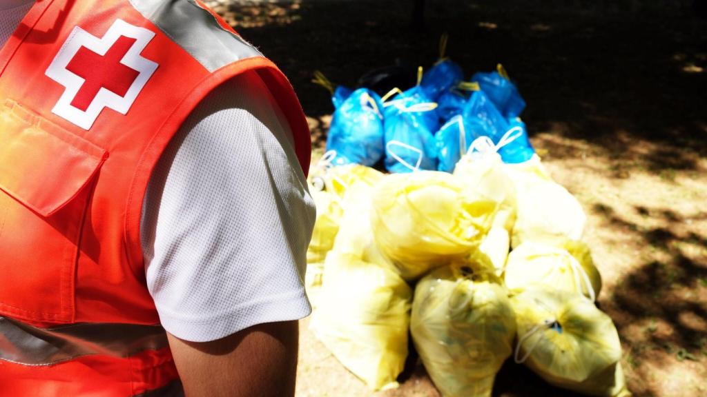 Imagen de archivo de una recogida de residuos organizada por Cruz Roja