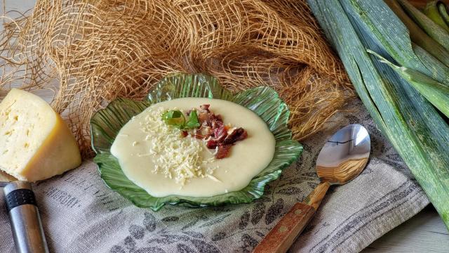 Vichysoisse de pera con parmesano y jamón, una crema deliciosa