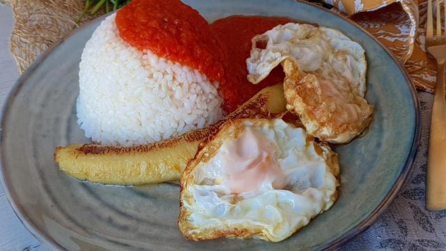 Arroz a la cubana, una receta española que nació en Canarias.