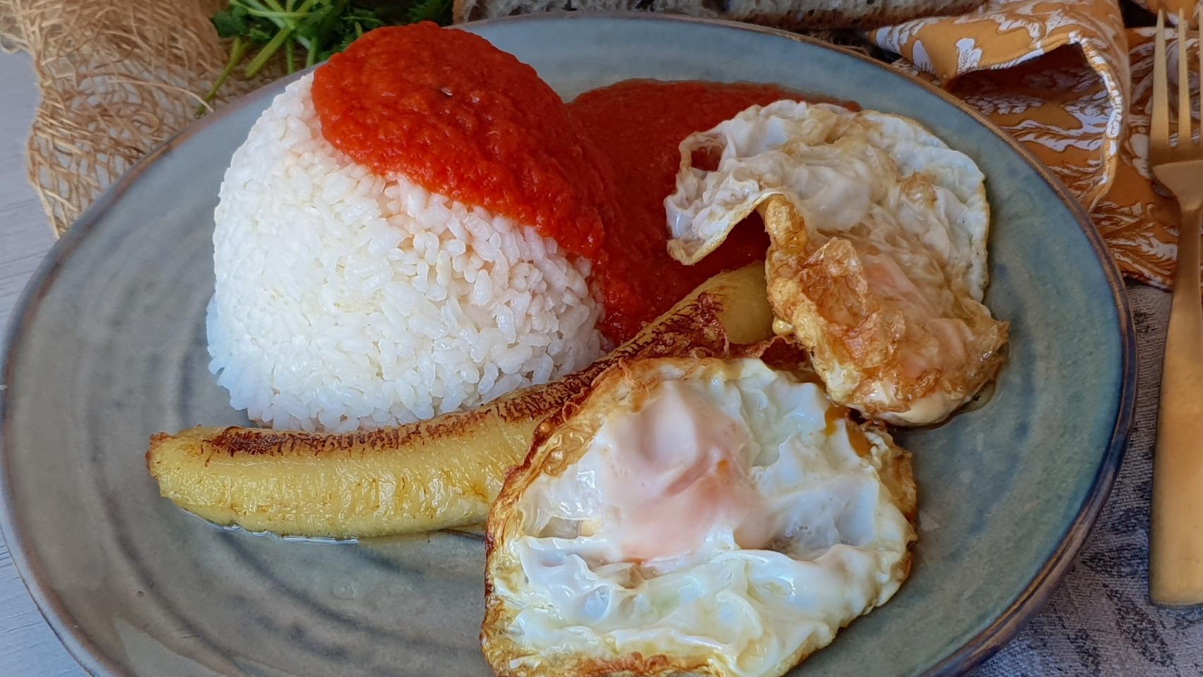 Un plato de arroz a la cubana español