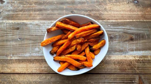 Boniato frito en freidora de aire, guarnición perfecta y saludable para tus platos