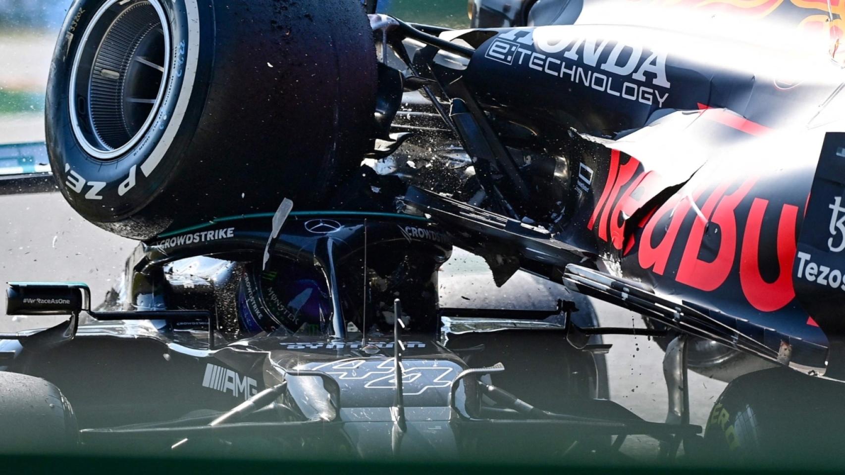 Hamilton salva la vida de milagro en su accidente con Verstappen
