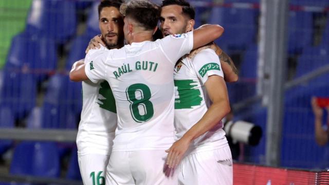 Piña de los jugadores del Elche para celebrar el gol de Lucas Pérez