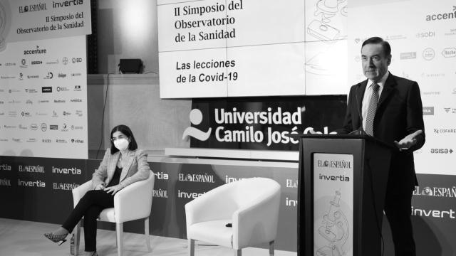 Pedro J. Ramírez junto a la ministra de Sanidad Carolina Darias.