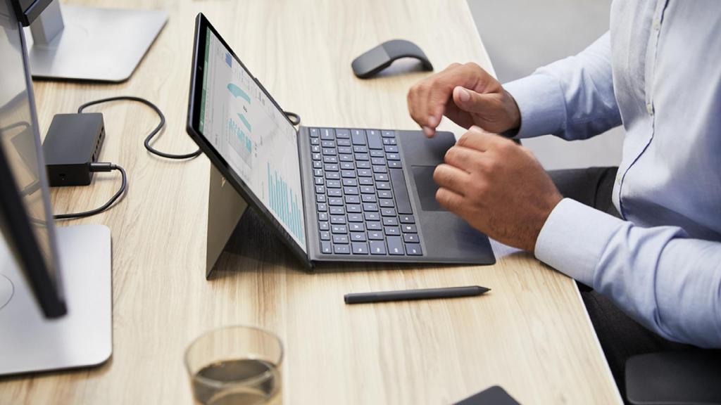 Un trabajador, ante su ordenador con un entorno Microsoft.