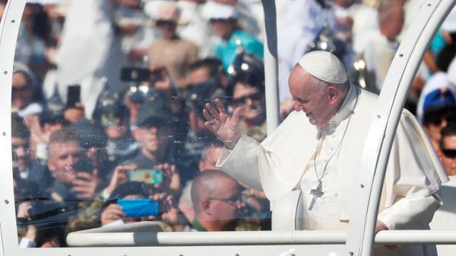 El Papa  Francisco llega  a la Plaza de los Héroes, durante su visita a Budapest.