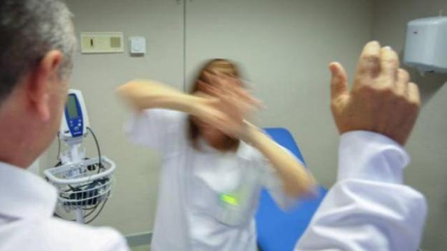 Imagen de archivo de una agresión a una sanitaria.