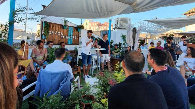 Peter Kottas, de pie con polo oscuro, durante el encuentro con inversores de Málaga Startup Community