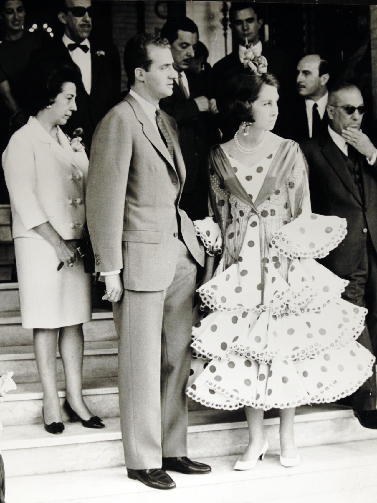 La reina Sofía vestida en el hotel Alfonso XIII de Sevilla vestida de Lina.