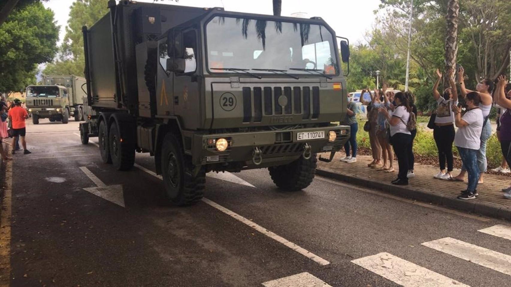 Vítores y aplausos de los vecinos de Estepona para despedir a la UME desplazada al incendio