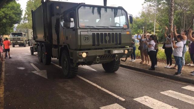 Vítores y aplausos de los vecinos de Estepona para despedir a la UME desplazada al incendio