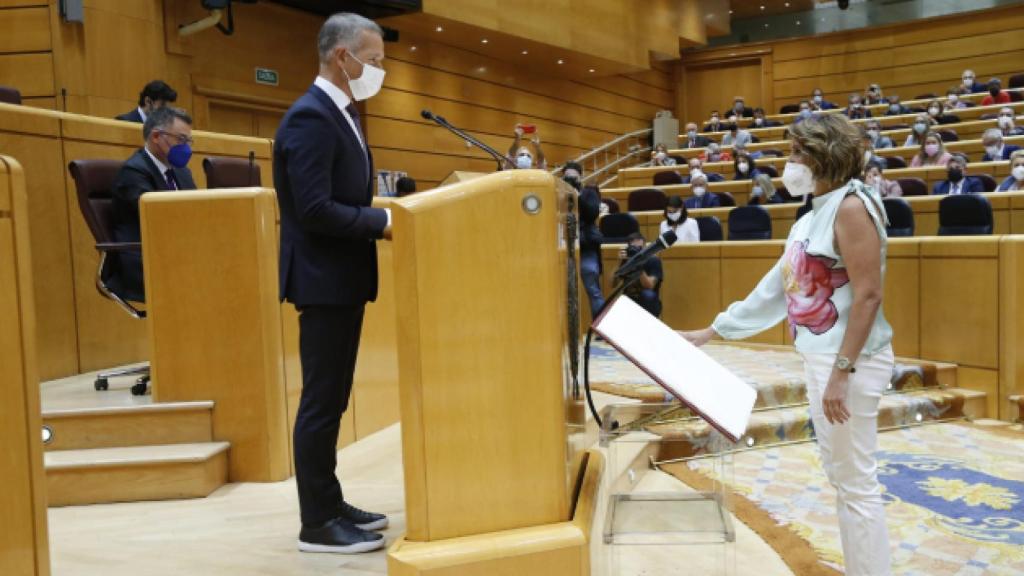 Susana Díaz jurando la Constitución en su entrada al Senado.
