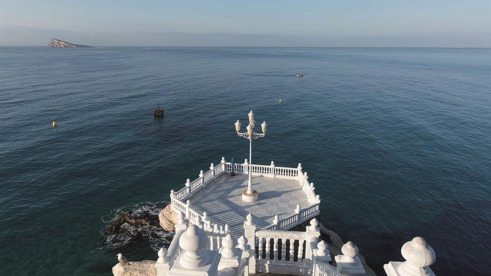 El mirador del castillo en Benidorm permite vistas espectaculares de la bahía y la isla.