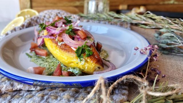 Plátano macho relleno de queso con pico de gallo y salsa de cilantro