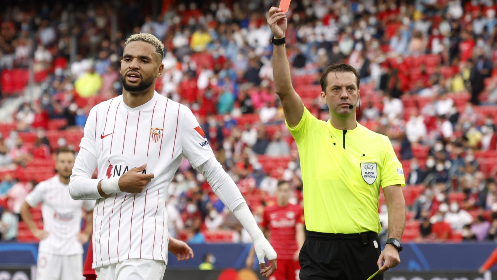 Aleksei Kulbakov enseña la tarjeta roja a En-Nesyri