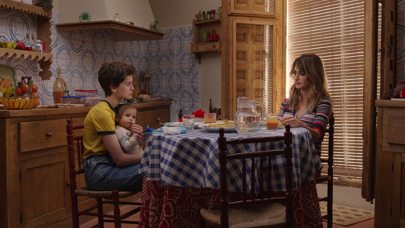 Milane Smit y Penélope Cruz en 'Madres paralelas'