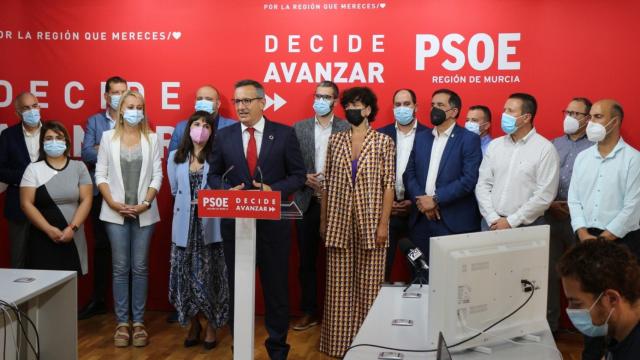 El socialista Diego Conesa, este martes, en su declaración institucional en la sede del PSOE en Murcia.