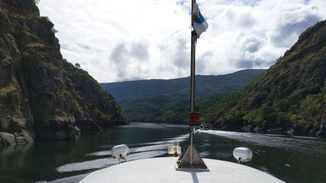 Catamarán en la Ribeira Sacra.