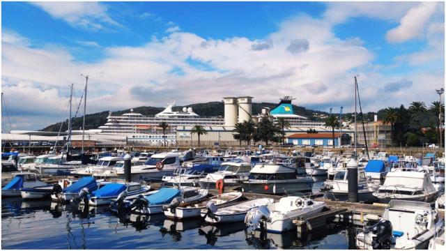El Artania en el muelle de Curuxeiras esta mañana.