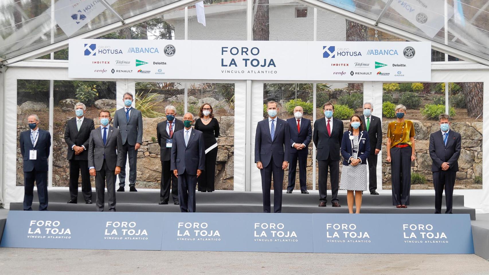 El Rey Felipe VI junto al presidente de Portugal, Marcelo Rebelo de Sousa; la ministra de Industria, Comercio y Turismo, Reyes Maroto; y el presidente de la Xunta de Galicia, Alberto Núñez Feijóo