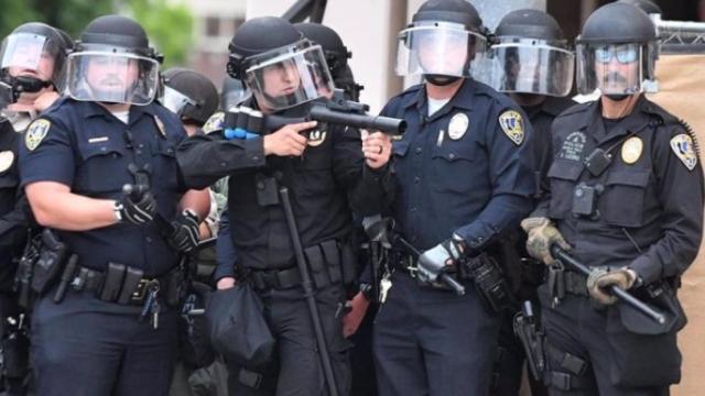 Policía de Riverside se prepara para enfrentarse a los manifestantes durante una protesta por el asesinato de George Floyd. EP