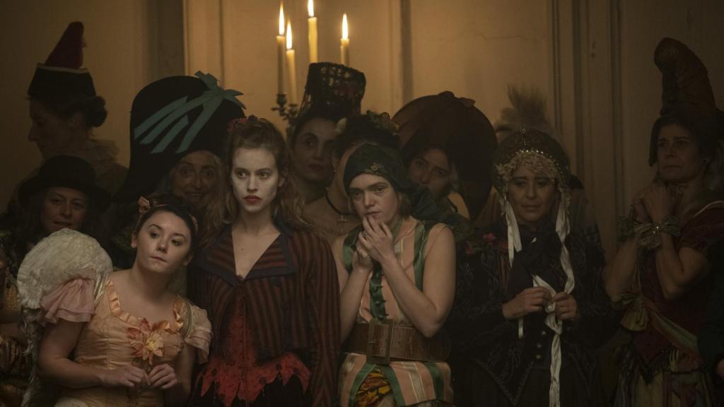 El reparto coral de 'The Mad Woman's Ball'.