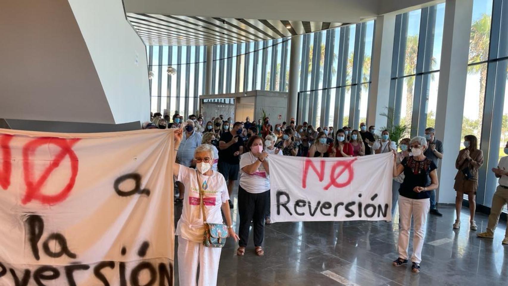 Recibimiento de los trabajadores a los responsables de Sanidad en Torrevieja.