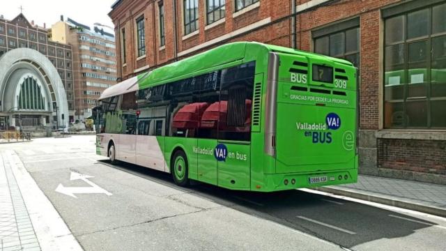 Uno de los autobuses urbanos de Auvasa