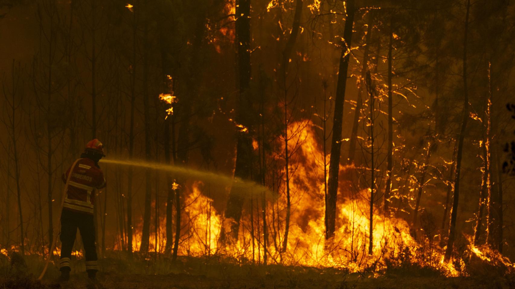 Los bomberos intentan extinguir un incendio forestal en Chaveira, Portugal, en 2019.
