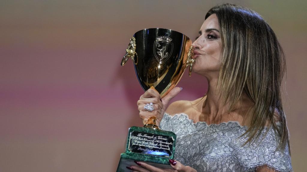 Penélope Cruz con la Copa Volpi por 'Madres paralelas'.
