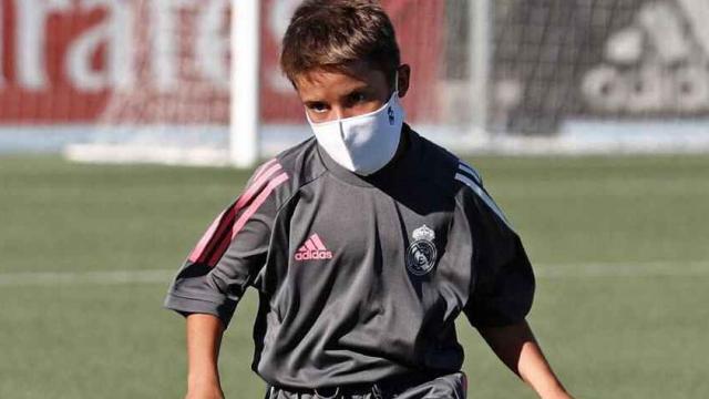Canterano del Real Madrid jugando con mascarilla