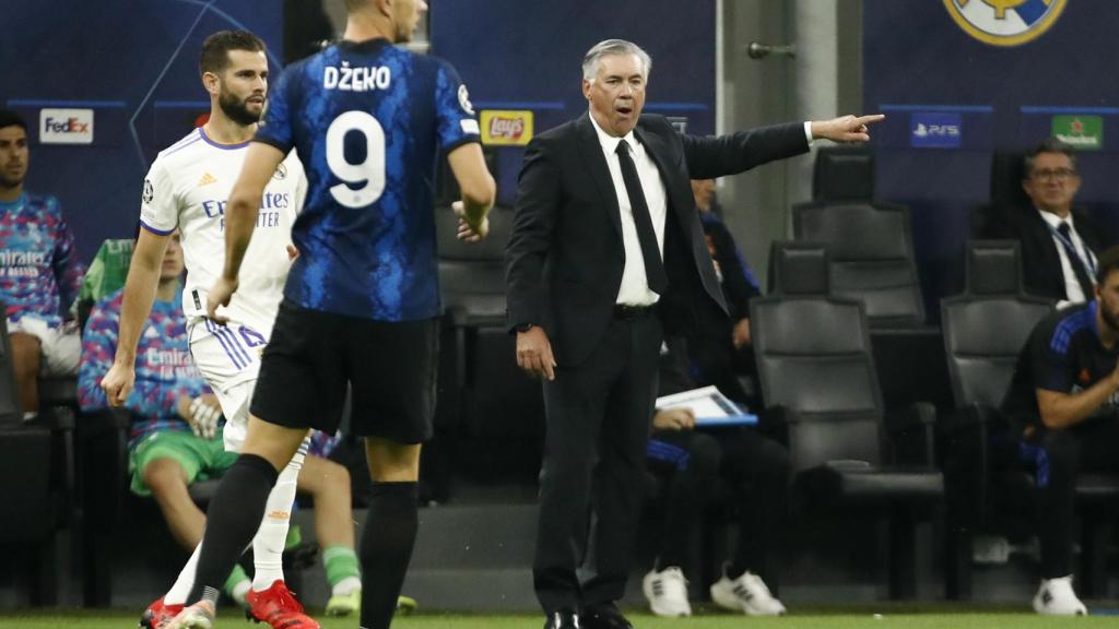Carlo Ancelotti da órdenes a los jugadores del Real Madrid