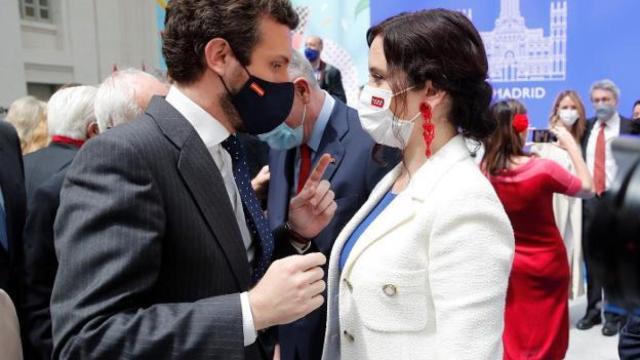 Pablo Casado charla con Isabel Díaz Ayuso en el Ayuntamiento de Madrid.