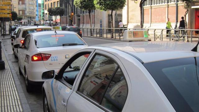 Varios vehículos de taxi junto al Mercado de Atarazanas de Málaga.