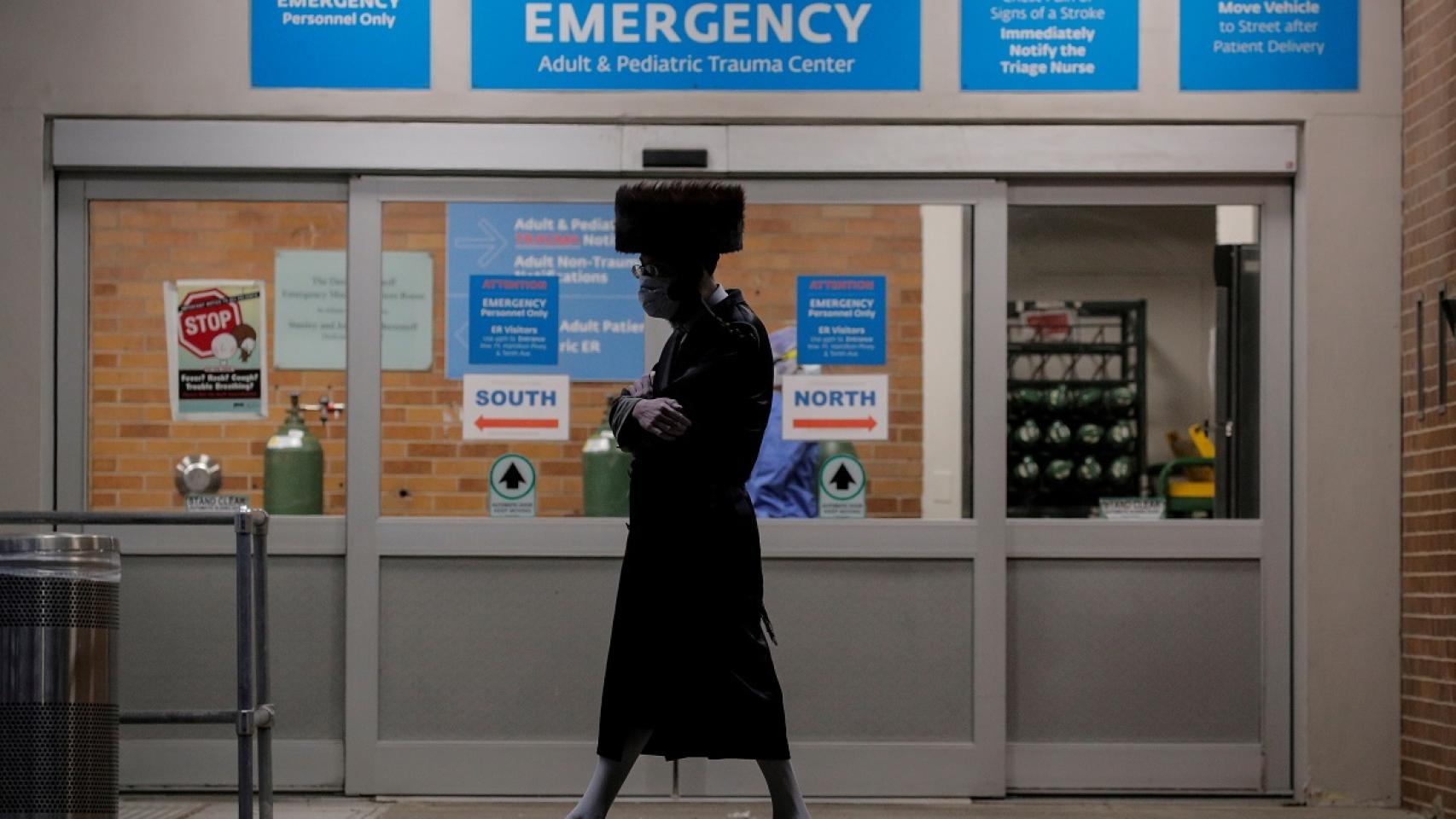 Un hombre camina frente a  un hospital de Brooklyn, en Nueva York (EEUU).