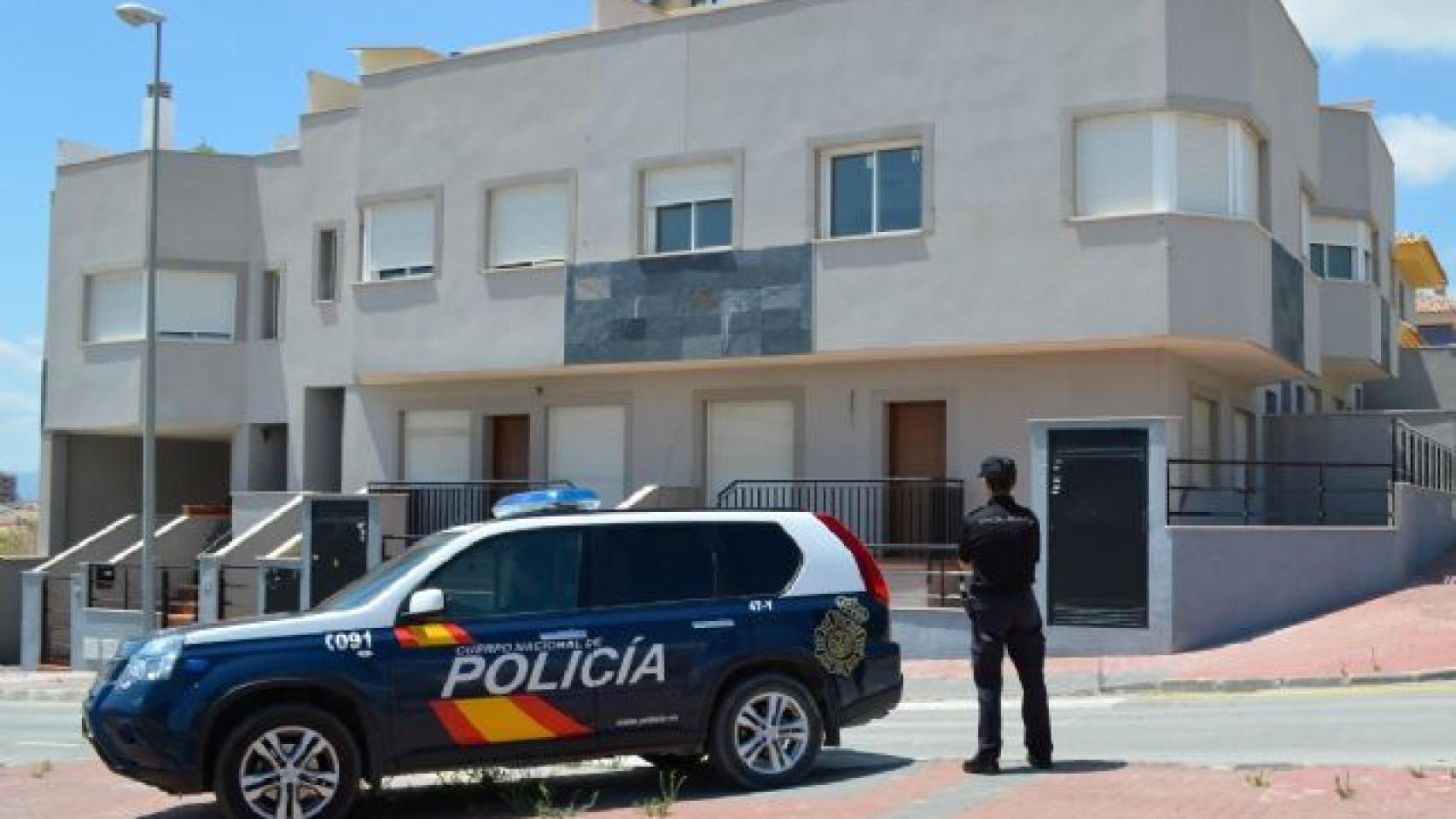 Un policía nacional vigila una zona residencial