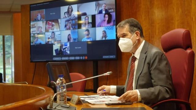 El alcalde, Abel Caballero, preside el pleno celebrado de forma semipresencial en el Ayuntamiento de Vigo