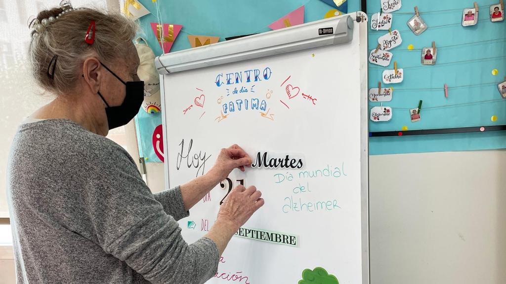 Una paciente de alzhéimer participa en una dinámica en el Centro de Día Fátima de Madrid.
