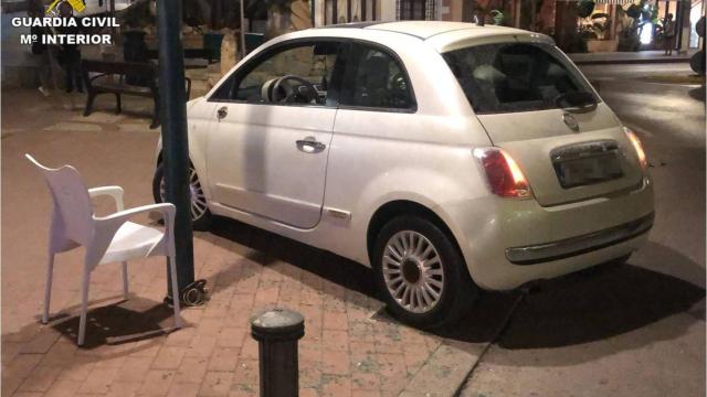 El coche que utilizó el agresor para intentar matar a su víctima en la terraza de un bar en Xàtiba.